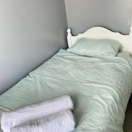 Single Bed Only, Nearby Heartlands Hospital And Bhx Airport Homestay *